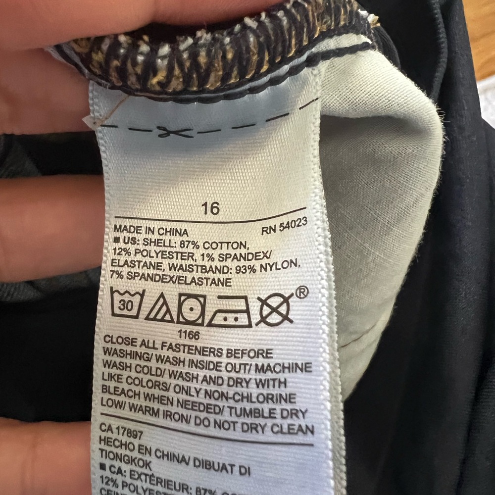 Old Navy Maternity Jean Shorts Size 16 - Picture 6 of 6